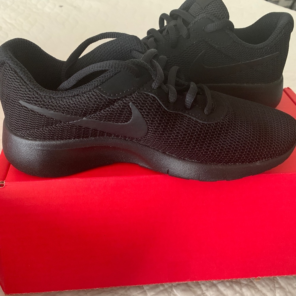 Kids size 3Y Nike black shoes